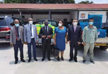 中國援赤道幾內亞示范農場技術援助項目組 向巴塔爆炸事故受難民眾捐贈生活物資
